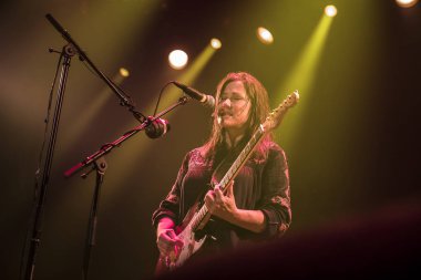 Amsterdam, Hollanda - 22 Ekim 2017: Amerikalı alternatif rock grubu Breeders'ın 1989'da Kim Deal of the Pixies tarafından Amsterdam'daki Venue Melkweg'de kurduğu konseri