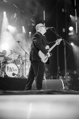 Nyon, İsviçre - 19 Temmuz 2017: Amerikan Rock grubu The Pixies'in Paleo Festivali'nde konseri