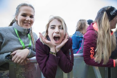 Traena, Norveç - 08 Temmuz 2015: seyirci Traenafestival, müzik festivali Traena küçük adada yer alıyor.