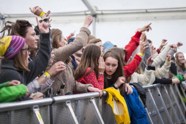 Traena, Norveç - 08 Temmuz 2016: Norveçli Pop grubunun Traenafestival'deki konserinde seyirciler tezahürat yapıyor, küçük Traena adasında müzik festivali gerçekleşiyor