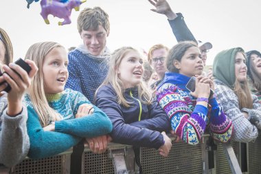 Traena, Norveç - 7 Temmuz 2017: Norveçli pop şarkıcısı Sigrid'in Traenafestival'deki konseri sırasında seyirciler tezahürat ve dans, küçük Traena adasında düzenlenen müzik festivali