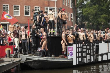 Amsterdam, Hollanda - 1 Ağustos 2015: Katılımcıların korunması insan hakları ve sivil eşitlik - Prinsengracht, Amsterdam Eşcinsel gurur geçit için yıllık olay