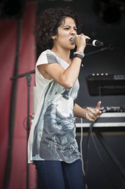 Amsterdam, Hollanda - 3 Temmuz 2016: Amsterdam Roots Open Air'de alternatif Electro-Hip Hop Faslı grup N3rdistan konseri, Oosterpark'ta ücretsiz halk kültür festivali düzenlendi