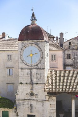 Trogir'deki Saint Lawrence Katedrali'nin çan kulesinden şehir saat kulesi, Hırvatistan