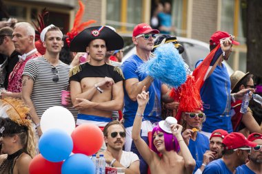Amsterdam, Hollanda - 1 Ağustos 2015: Katılımcıların korunması insan hakları ve sivil eşitlik - Prinsengracht, Amsterdam Eşcinsel gurur geçit için yıllık olay