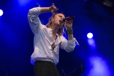 Traena, Norveç - 6 Temmuz 2017: Danimarkalı indie rock şarkıcısı Bisse'nin Traenafestival'deki konseri, küçük Traena adasında müzik festivali