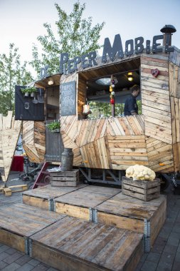 Amsterdam, Hollanda, 12-14 Eylül 2014, West'ival'de, Mercatorplein'de ücretsiz bir açık hava sinema ve kültür festivali. insanlar etrafında asılı , açılış töreni ve gösterim önce bir aperatif sahip