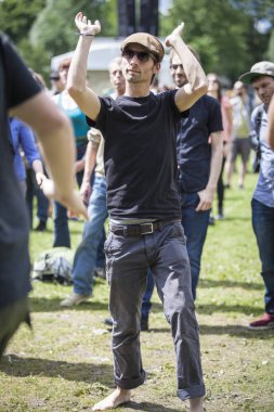 Amsterdam, Hollanda - 3 Temmuz 2016: Amsterdam Roots Open Air'de alternatif Electro-Hip Hop Faslı grup N3rdistan'ın konserinde dinleyiciler, Oosterpark'ta düzenlenen ücretsiz halk kültür festivali