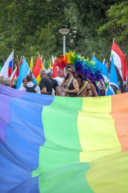 Amsterdam, Hollanda - 23 Temmuz 2016: Pride Walk sırasında insanlar tarafından raimbow bayrağı yayıldı ve düzenlendi, Vondelpark'tan Dam Meydanı'na gösteri geçit töreni, Pembe Cumartesi Gay Euro Pride kutlamaları