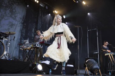 Traena, Norveç - 7 Temmuz 2017: Norveçli pop şarkıcısı-söz yazarı Aurora'nın Traenafestival'deki konseri, küçük Traena adasında müzik festivali