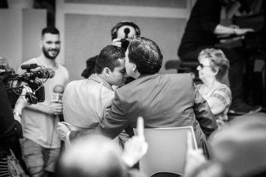 Amsterdam, Hollanda 23 Temmuz 2016: Amsterdam Gay Pride derneği direktörü Lucien Spee ve Victor'un Vondelpark'ta düğün töreni 