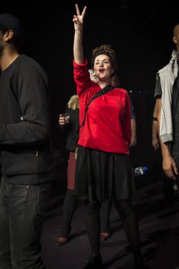 Utrecht, Hollanda - 11 Aralık 2016: Kongolu grup Mbongwana Star'ın Utrecht'teki Tivoli Vredenburg konserinde seyirci