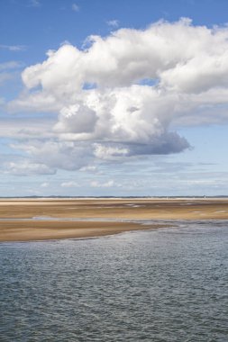 Deniz kıyısı manzarası, su, kumsal ve beyaz bulut, Royan, Fransa yakınlarında garonne halis