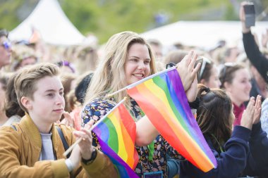 Traena, Norveç - 7 Temmuz 2017: Norveçli eşcinsel korosu Oslo Fagittkor'un Traenafestival'deki konseri sırasında duygu dolu tezahüratlar, küçük Traena adasında düzenlenen müzik festivali
