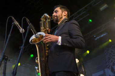 Traena, Norveç - 10 Temmuz 2015: Norveçli grup Kim Lie og hans Langt Nord Bandat the Traenafestival konseri, traena küçük adada müzik festivali gerçekleşiyor