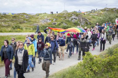 Traena, Norveç - 08 Temmuz 2015: Traenafestival sırasında Avrupa'nın en küçük eşcinsel Gururu'na katılan renkli bir grup insan, traena adasında düzenlenen müzik festivali.