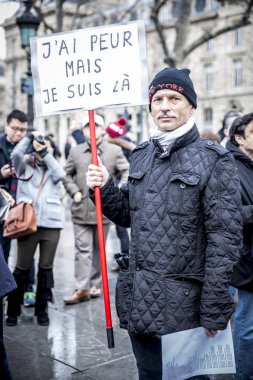 Paris, Fransa- 10 Ocak 2016: Place de la Repbublique, bombalı saldırı ve silahlı saldırı kurbanlarının anısına düzenlenen tören, Charlie Hebdo terör saldırısı ve 