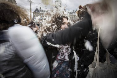 Amsterdam, Hollanda, Noord Holland - Cumartesi, Nisan 4 2015 - Dünyanın çeşitli şehirlerinde düzenlenen uluslararası yastık mücadele günü kapsamında Dam Meydanı'nda Yastık Fight