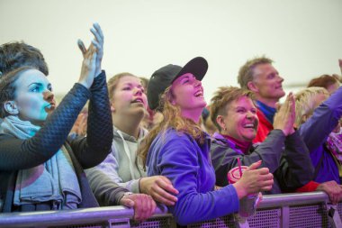 Traena, Norveç - 10 Temmuz 2013: Norveçli şarkıcı Hekla Stalstrenga'nın Traenafestival'deki konseri sırasında, küçük Traena adasında müzik festivali gerçekleşiyor
