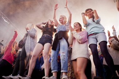 Traena, Norveç - 9 Temmuz 2016: Norveçli Punk Rock grubu Kuuk'un Traenafestival'deki konseri, küçük Traena adasında müzik festivali gerçekleşiyor