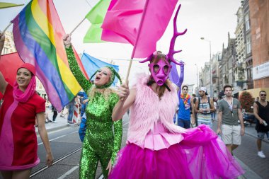 Amsterdam, Hollanda - 23 Temmuz 2016: Pride Walk'ta renkli süslü elbiseli insanlar, Pembe Cumartesi Gay Euro Pride kutlamaları sırasında Vondelpark'tan Dam Meydanı'na gösteri geçit töreni