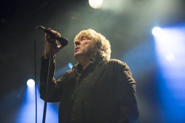 Amsterdam, Hollanda - 10 Şubat 2018: Belçikalı rock grubu Tjens Matic'in şarkıcı Arno ile melkweg konseri