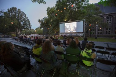 Amsterdam, Hollanda - 11 Ağustos 2018: 11-25/08/2018 tarihleri arasında düzenlenen Dünya Sineması Amsterdam'da De Troppen bahçesinde Kübalı sergio ve Serguei'nin açık hava gösterimi