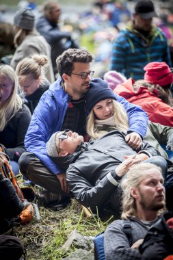 Traena, Norveç - 09 Temmuz 2016: Avustralyalı şarkıcı Ry X'in Traena müzik festivalinde Sana Adası'ndaki Kirkehelleren Katedralmağarası'ndaki konserinde seyirci