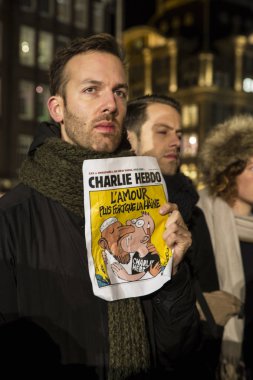 Amsterdam, Hollanda, 08 Ocak 2015: 07 Ocak'ta Fransa'nın Başkenti Paris'te Charlie Hebdo'ya yapılan saldırıyla dayanışma içinde. Bir adam Charlie Heddo'nun 