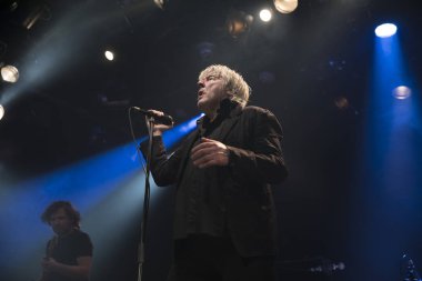Amsterdam, Hollanda - 10 Şubat 2018: Belçikalı rock grubu Tjens Matic'in şarkıcı Arno ile melkweg konseri
