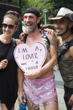 Amsterdam, Hollanda - 23 Temmuz 2016: Pembe Cumartesi kutlamaları sırasında Vondelpark'taki gösterilere ve etkinliklere katılan baba ve oğul 