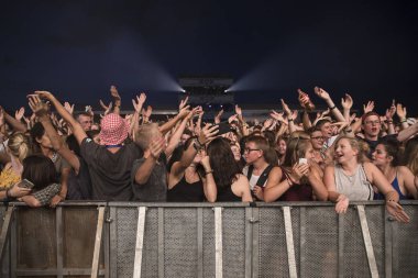 Nyon, İsviçre - 18 Temmuz 2017: Paleo Festivali'nde Fransız elektronik müzisyeni Petit Biscuit'in konserinde genç hayranların dinleyicileri