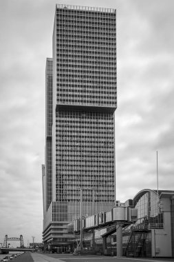 Rotterdam, Hollanda - 17 Haziran 2017: Rem Koolhaas tarafından 1998 yılında Wilhelminapier'de tasarlanan De Rotterdam modern binası. Ofislere, otele ve dairelere ev sahipliği yapmaktadır.