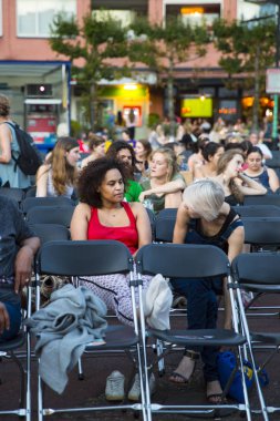 Amsterdam, Hollanda - 24 Ağustos 2016: 18-27/08/2016 tarihleri arasında düzenlenen Dünya Sineması Amsterdam'da, Marie Heinekenplein'de Arjantin filmi Road to la Paz'ın açık hava gösterimi