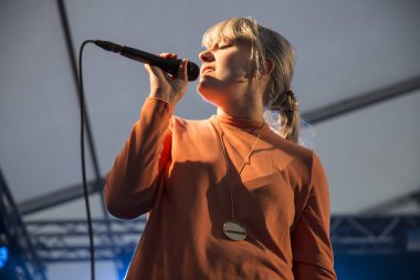 Traena, Norveç - 08 Temmuz 2016: Norveçli Pop Indie şarkıcısı Katrin Froder'In Traenafestival'deki konseri, traena adasında müzik festivali gerçekleşiyor