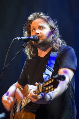 Utrecht, Hollanda - 1 Mayıs 2017: Amerikalı şarkıcı, söz yazarı ve multi-enstrümentalist Valerie June'un Utrecht'teki Tivoli Vredenburg konseri öncesinde Will Varley Music ile ilk perde