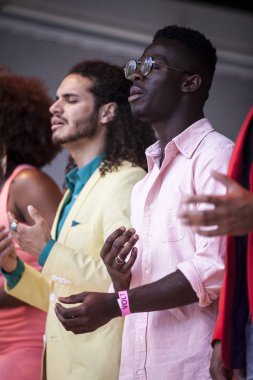 Amsterdam, Hollanda - 23 Temmuz 2016: Pembe Cumartesi kutlamaları sırasında Vondelpark'taki gösterilere ve etkinliklere katılan baba ve oğul 