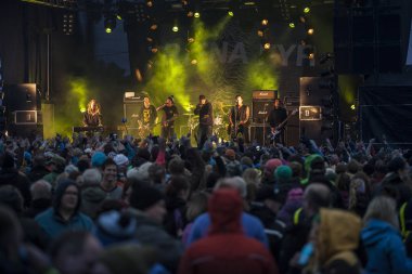 Traena, Norveç - 9 Temmuz 2015: Norveçli rock grubu Onklp & De Fjerne Slektningene'nin Traenafestival'de konseri, traena adasında müzik festivali gerçekleşiyor