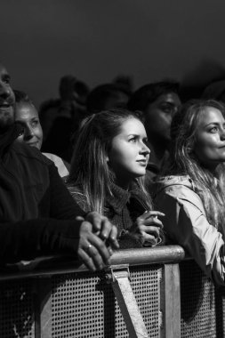 Traena, Norveç - 9 Temmuz 2016: Norveçli şarkıcı Ary'nin Traenafestival'deki konserinde seyirciler tezahürat yapıyor, küçük Traena adasında müzik festivali gerçekleşiyor