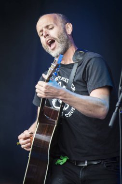 Traena, Norveç - 8 Temmuz 2017: Norveçli gecekondu korosu grubu Storm Weather Shanty Choir'ın Traenafestival'deki konseri, traena adasında müzik festivali gerçekleşiyor