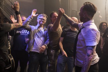 Amsterdam, Hollanda - 19 Mart 2017: Norveçli hard rock grubu Audrey Horne'un müzisyenleri kalabalıkta çalarken seyirciler tezahürat yapıyor, Kanadalı hard rock heavy metal grubu Danko Jones'un melkweg'deki destek gösterisi