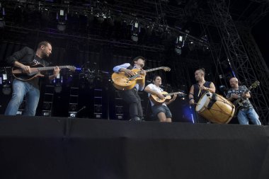Nyon, İsviçre - 20 Temmuz 2017: Fransız ska grubu Tryo'nun Fransız şarkıcı Vianney'i konuk oyuncu olarak ağırlatan konseri, Paleo Festivali
