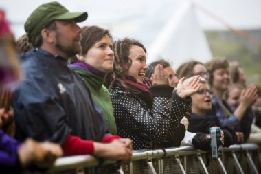 Traena, Norveç - 10 Temmuz 2013: Norveçli şarkıcı Hekla Stalstrenga'nın Traenafestival'deki konseri sırasında, küçük Traena adasında müzik festivali gerçekleşiyor