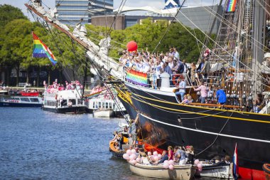 Amsterdam, Hollanda - 06 Ağustos 2016: İnsan hakları ve sivil eşitliğin korunması için yıllık etkinlik sırasında 3 direk yelkenli Clipper Stad Amsterdam'da parti yapanlar Gay Pride Parad