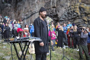 Traena, Norveç - 09 Temmuz 2016: Avustralyalı şarkıcı-söz yazarı ve müzisyen Ry X'in Traena müzik festivalinde Sana Adası'ndaki Kirkehelleren Katedralmağarası'nda konseri