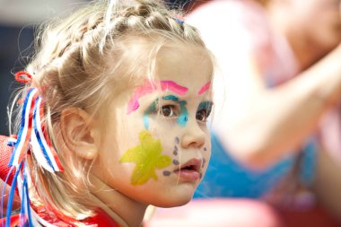 Amsterdam, Hollanda, 30 Nisan 2014: Kral Willem'in doğum gününü kutlamak için her yıl 30 Nisan'da tüm ülkede düzenlenen kral bayramı kutlamalarında yüzünde makyaj yapan küçük kız - Koningsdag -