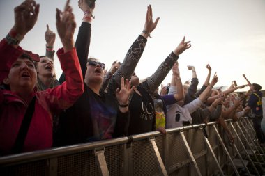 Traena, Norveç - 9 Temmuz 2016: Norveçli Punk Rock grubu Kuuk'un Traenafestival'deki konseri, küçük Traena adasında müzik festivali gerçekleşiyor