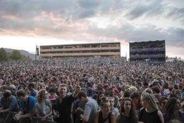 Nyon, İsviçre - 20 Temmuz 2017: İngiliz funk ve asit caz grubu Jamiroquai'nin Paleo Festivali'nde konserini bekleyen kalabalık