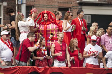 Amsterdam, Hollanda - 1 Ağustos 2015: Katılımcıların korunması insan hakları ve sivil eşitlik - Prinsengracht, Amsterdam Eşcinsel gurur geçit için yıllık olay