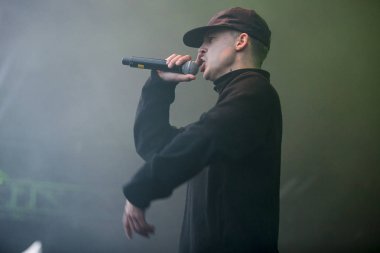 Traena, Norveç - 08 Temmuz 2015: seyirci Traenafestival, müzik festivali Traena küçük adada yer alıyor.